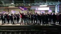 Firenze, tifosi alla stazione per accogliere la Fiorentina dopo la vittoria di Napoli