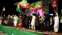 Pakistan'da görevden alınan Khan'ın destekçileri sokaklara döküldü