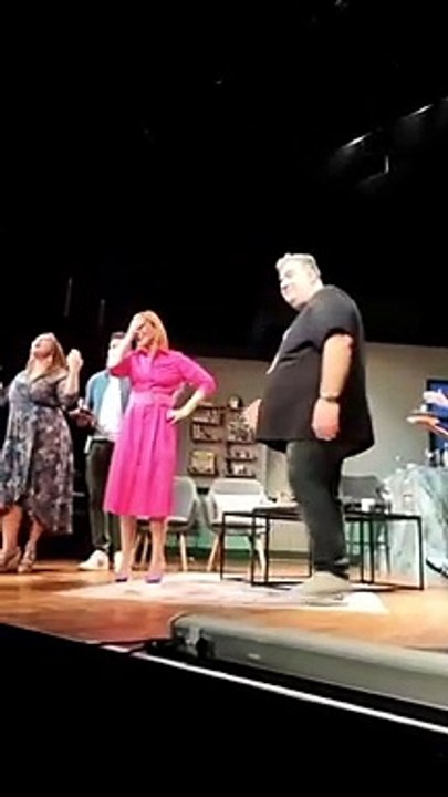 Αλεξάνδρα Παλαιολόγου: Συγκινήθηκε με την έκπληξη γενεθλίων της επί σκηνής  - Πόσο χρονών έγινε;