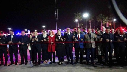 Deniz ortasında ateşli gösteri nefes kesti