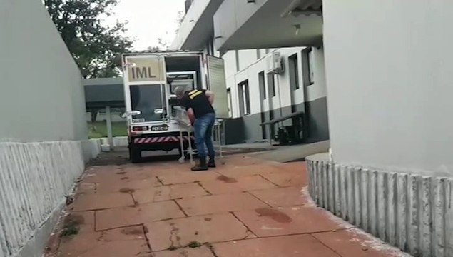 Corpo de mulher encontrada morta dentro de residência é trazido ao IML
