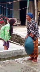 Engga tau apa yang di bicarakan tapi seneng aja liat nya