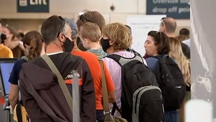 Télécharger la video: Travellers facing major delays at airports amid staffing shortages