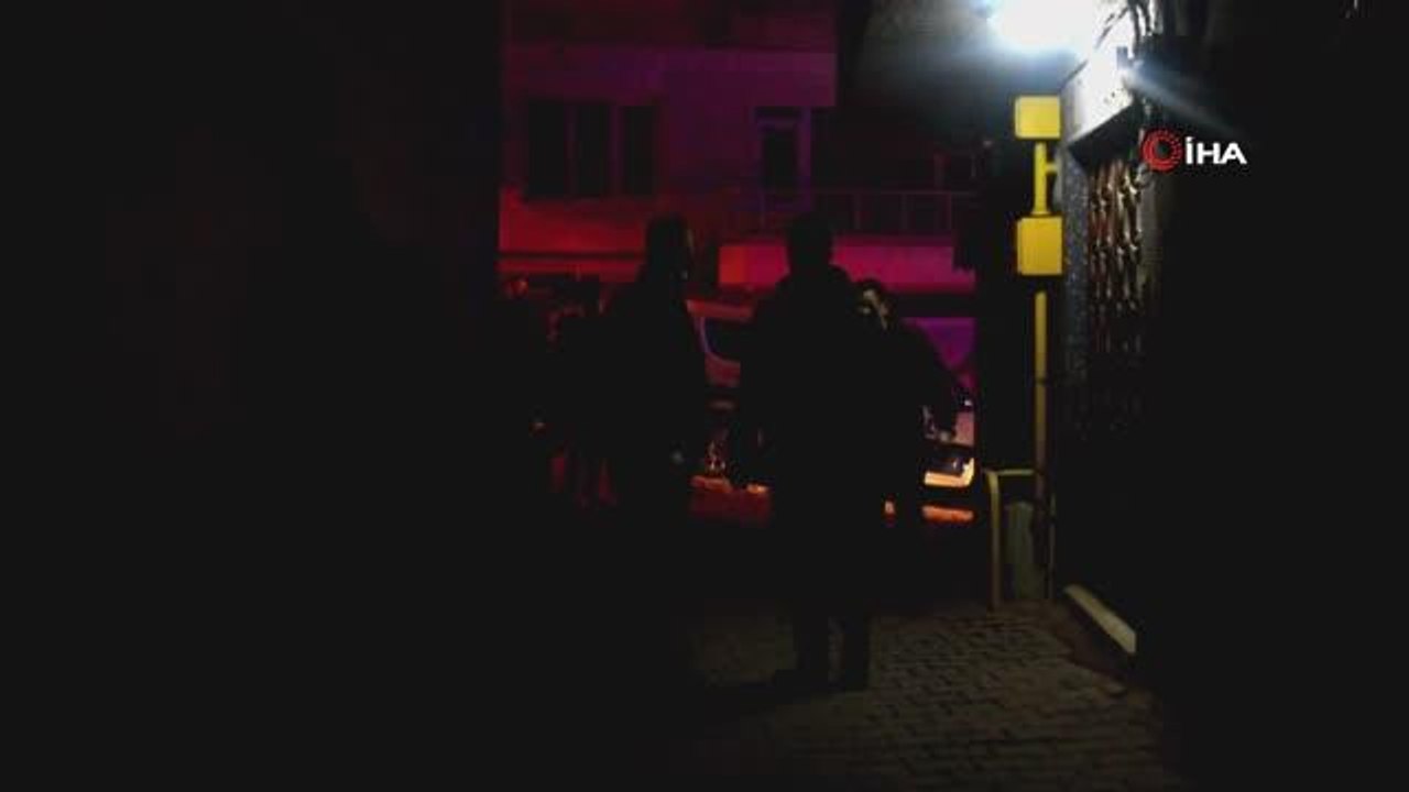 İki çocuk annesi genç kadın evinde ölü bulundu: Olayla ilgisi olduğu iddia edilen bir kişi aranıyor