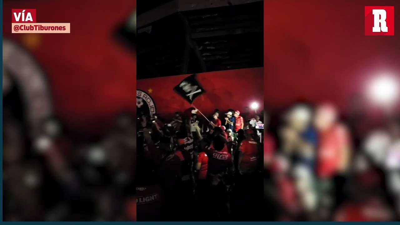 Aficionados de los Tiburones Rojos se reunieron en el Pirata Fuente para celebrar aniversario del equipo