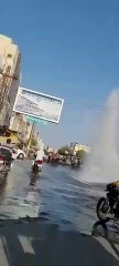 पाइप लाइन फूटी, फव्वारे ने दी गर्मी से राहगीरों को राहत