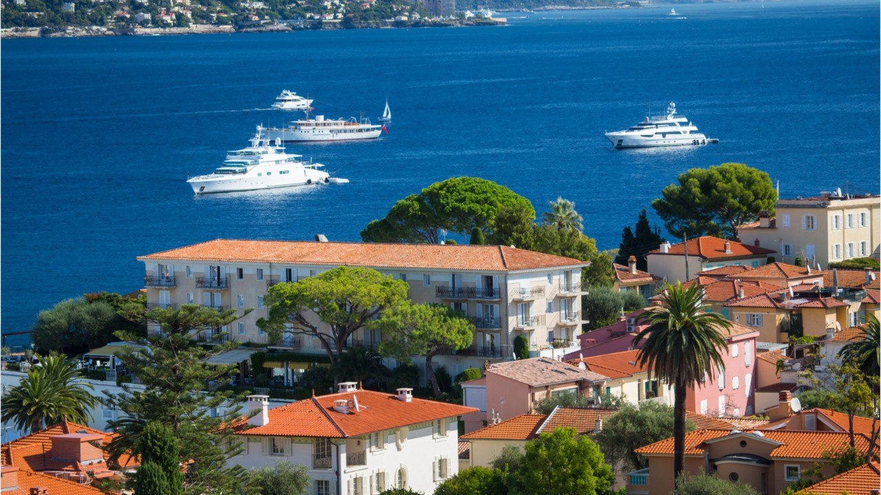 À Saint-Jean-Cap-Ferrat, une villa luxuriante se vend pour 2.000 euros