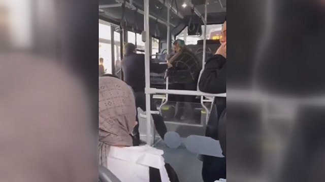 Yaşlı kadın otobüsten yaka paça atıldı. Genel Müdür: 'Akli melekesi yerinde değil, otobüse pisliyor' diye olayı savundu