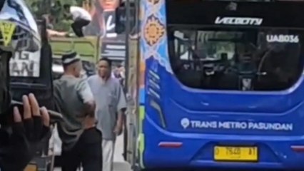 Aksi Preman Hadang dan Ancam Sopir Bus TMP di Bandung