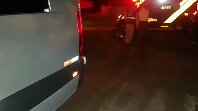 Motociclista de 27 anos fica ferida ao colidir moto em van na Rua Paranaguá no Bairro São Cristóvão