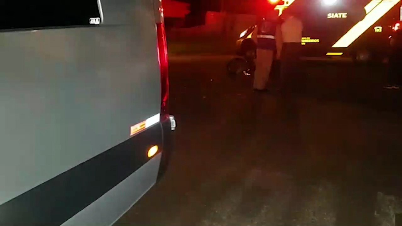 Motociclista de 27 anos fica ferida ao colidir moto em van na Rua Paranaguá no Bairro São Cristóvão