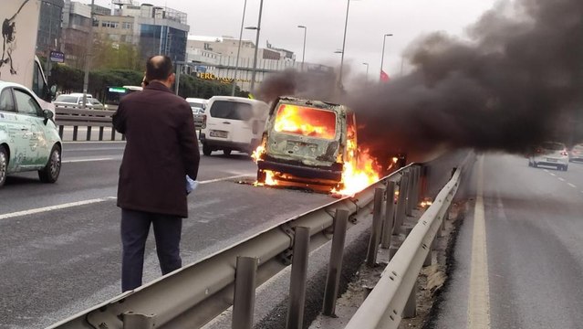 E-5'te seyir halinde yanan araç küle döndü