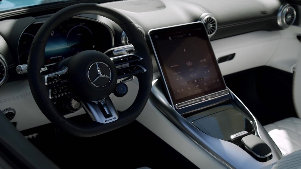 Der neue Mercedes-AMG SL 43 - Interieur mit „hyperanalogem“ Cockpit und serienmäßigen Komfortsitzen