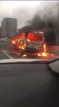 BAHÇELİEVLER D-100'DE OTOMOBİL ALEV ALEV YANDI