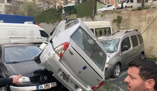 Son dakika haber: Dehşet anları kamerada...Freni boşalan otomobil otoparktaki araçların üzerine uçtu