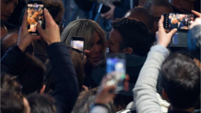 FEMME ACTUELLE - Présidentielle 2022 : l’image forte de Brigitte Macron qui esquive un bisou d’Emmanuel Macron