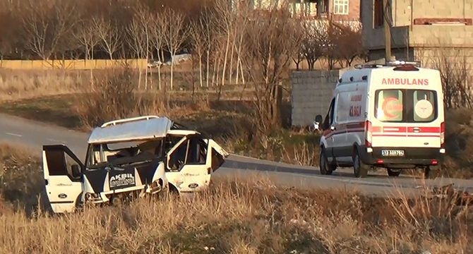 Göçmenleri taşıyan minibüs takla attı! Ölü ve yaralılar var