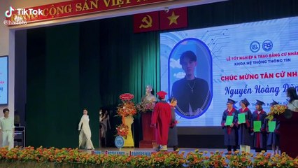 Chàng trai nhờ cả vũ đoàn hỗ trợ nhận bằng tốt nghiệp