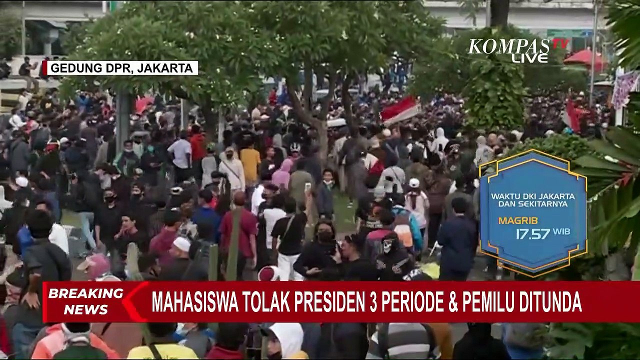 Ada Aksi Lempar Usai Perwakilan Mahasiswa Diterima DPR, Massa Dibubarkan dengan Water Cannon