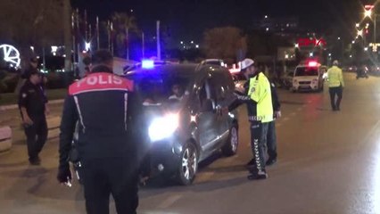 MÜZİSYENLERDEN UYGULAMA YAPAN POLİSLERE SÜRPRİZ