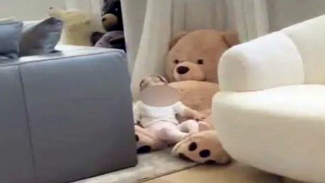 “Quanto costa!”. Tutti pazzi per il mega peluche di Vittoria, la figlia di Chiara Ferragni