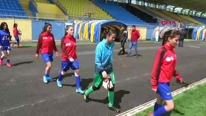 Çocuk yaşta gelin olmamak için forma giyen kızlar Süper Lig'i hedefliyor