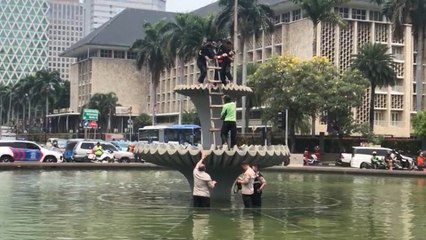 Pemuda Diduga Peserta Demo Nekat Naik ke Atas Tugu Air Mancur