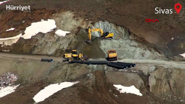 Sivas'ta heyelan nedeniyle köy yolu ulaşıma kapandı