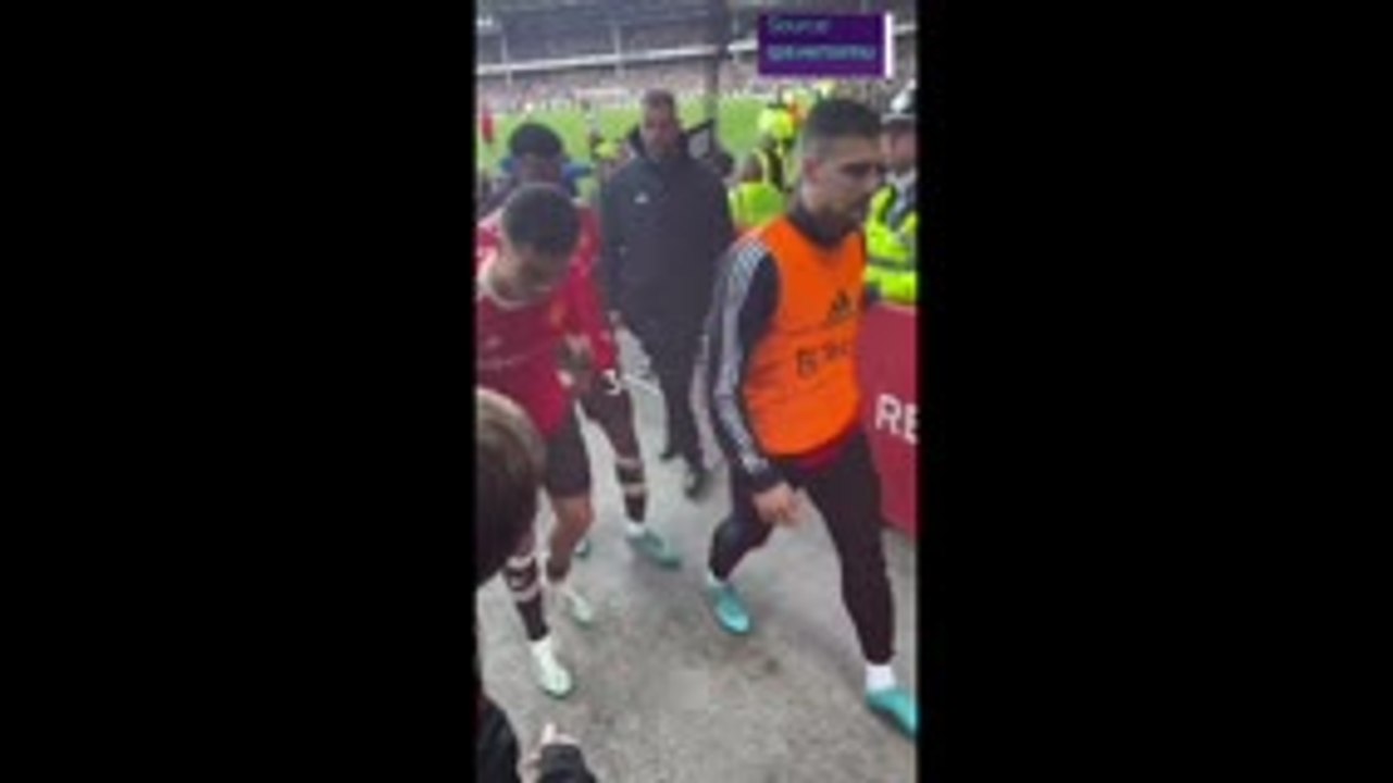 Cristiano Ronaldo appears to smash fan's phone