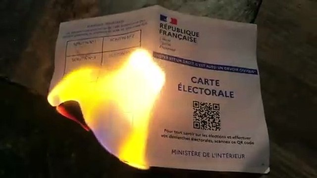 Présidentielle - Le réalisateur du film Des hommes et des dieux Xavier Beauvois brûle sa carte d’électeur après la défaite de Jean-Luc Mélenchon au premier tour - Regardez