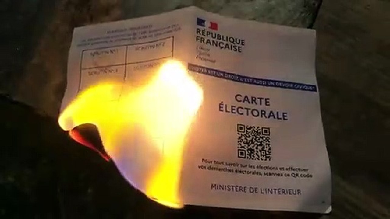Présidentielle - Le réalisateur du film "Des hommes et des dieux" Xavier Beauvois brûle sa carte d’électeur après la défaite de Jean-Luc Mélenchon au premier tour - Regardez