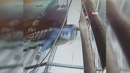 Esenyurt'ta sokakta yatan köpeğe saldırdı! O anlar kamerada