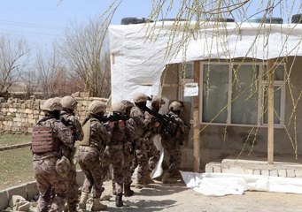 Özel harekatçıların baskın düzenlediği tek katlı evde 35 Afgan göçmen yakalandı