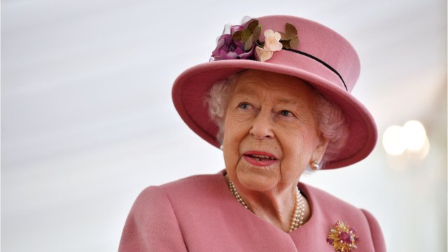 VOICI : Elizabeth II très fatiguée et épuisée : la reine se confie sur son état de santé lorsqu'elle avait le Covid