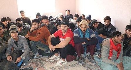 Tek katlı evde balık istifi 35 kaçak göçmen yakalandı
