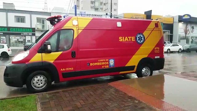 Ciclistas colidem e ficam feridos na Av. Tancredo Neves