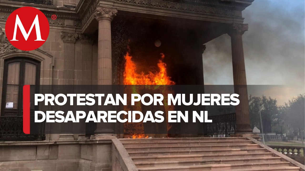En NL, incendian puerta de Palacio de Gobierno tras protesta por desaparecidos