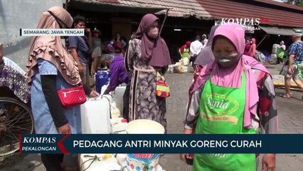 Pedagang Antri Minyak Goreng Curah