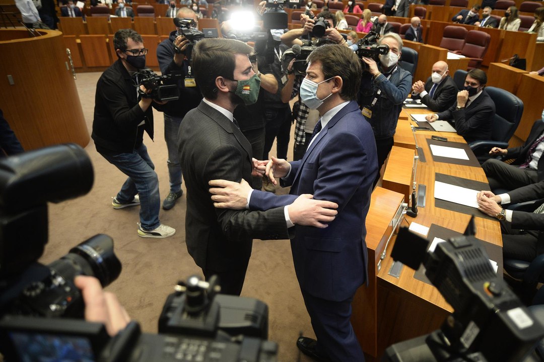 Los guiños a Vox del discurso de Mañueco: de la violencia intrafamiliar a la "inmigración ordenada"