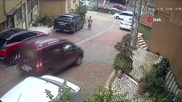 Park halindeki otomobil, freni boşalınca otoparktaki araçların üzerine uçtu