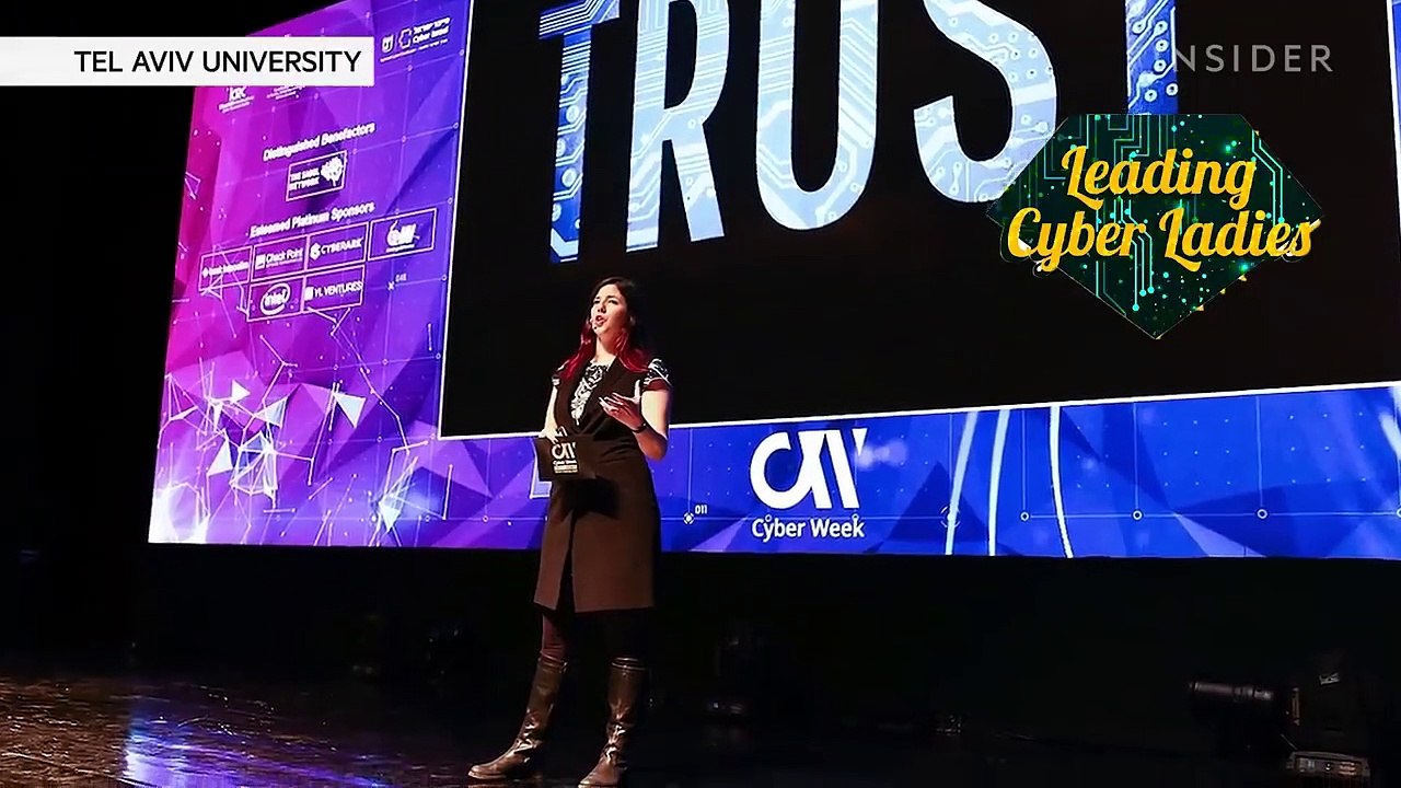 Una pirata informática califica 12 escenas de piratería en películas _ ¿Es Realista_