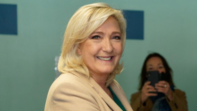 FEMME ACTUELLE - Présidentielle 2022 : pourquoi Marine Le Pen ne souhaiterait-elle pas qu’Anne-Sophie Lapix anime le débat de l’entre-deux-tours ?