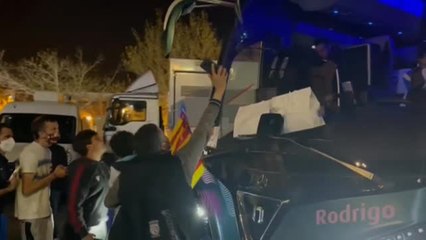 Cariñoso gesto de Xavi con un pequeño aficionado antes de regresar a Barcelona