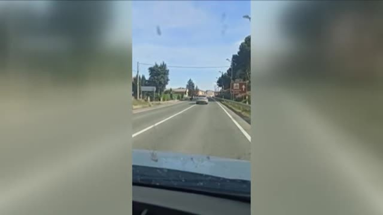 Conduce varios kilómetros dando bandazos y choca contra otro vehículo