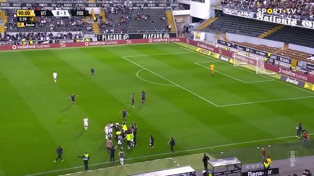 Portugal - Un supporter du Vitoria Guimaraes entre sur le terrain pour tenter de se battre avec les joueurs en plein match de football - Regardez