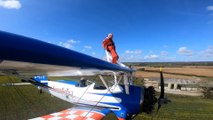 À 95 ans, il survole l'Angleterre debout sur l’aile d’un avion