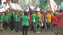 Endonezya'da öğrenciler seçimlerin erteleneceği söylentisini protesto etti