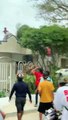 Vecinos lanzan a ladrón desde el techo de una casa