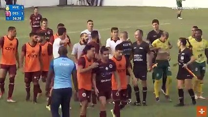 Teknik direktör, kadın hakeme kafa attı!