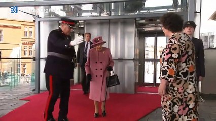 La reina Isabel II confiesa sentirse "muy cansada y exhausta" tras superar el Covid